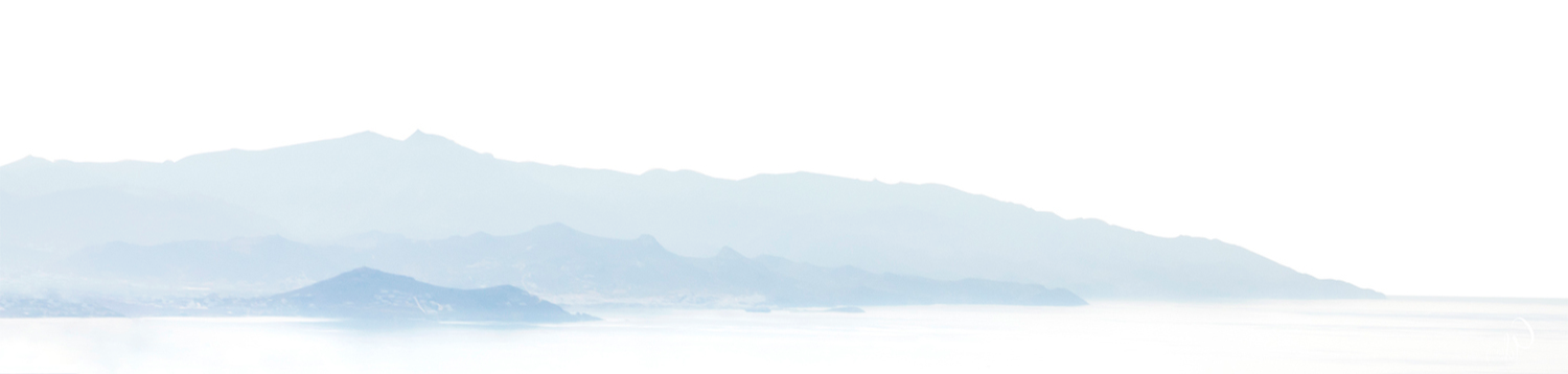 Θέα θάλασσας με γαλάζια νησιά σε λευκό φόντο